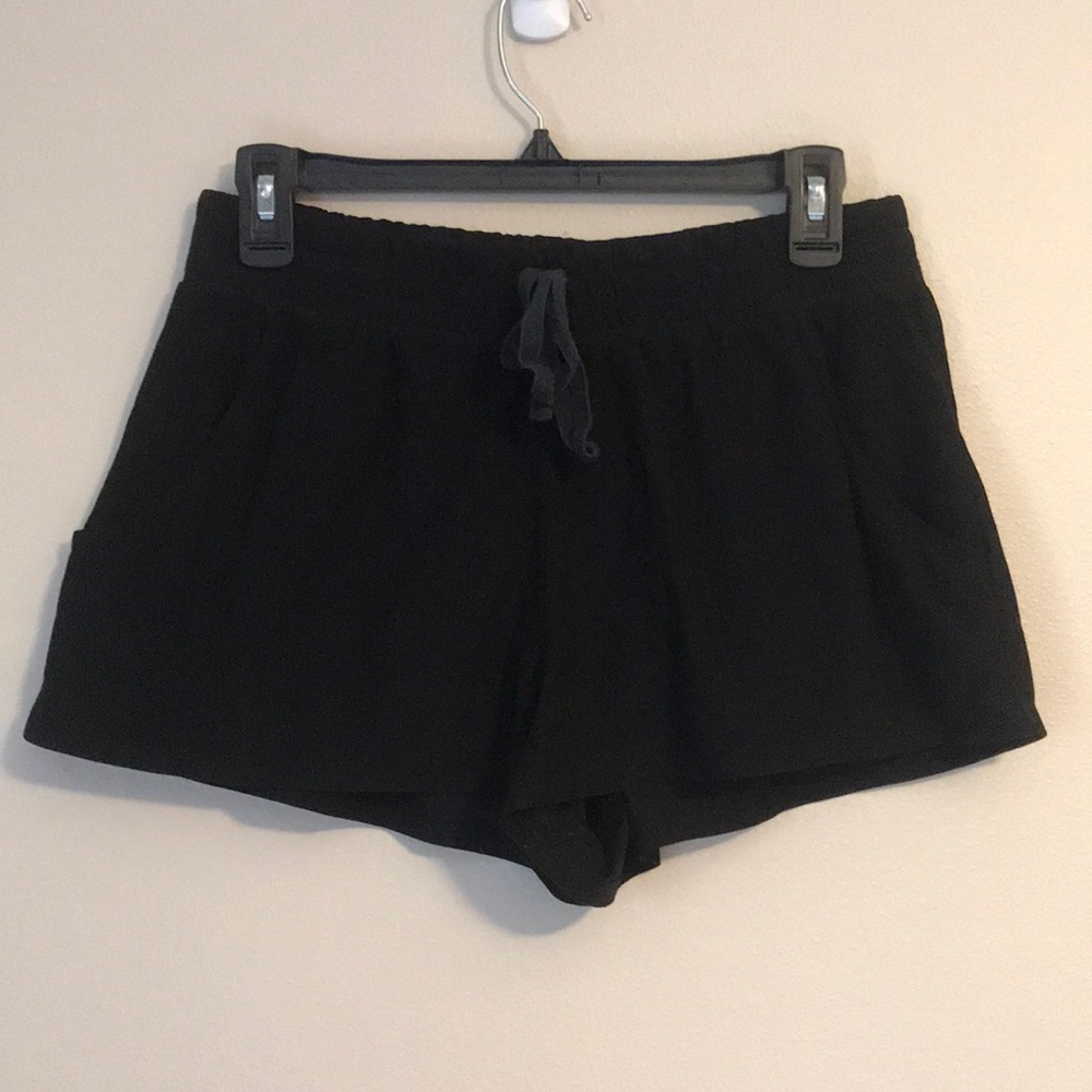 🖤 Black shorts